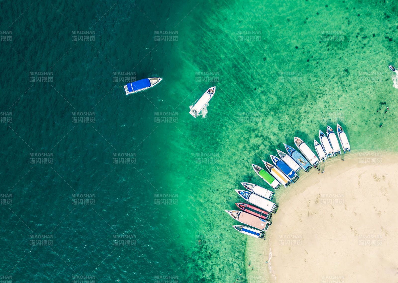 普吉島海灘停泊的船只