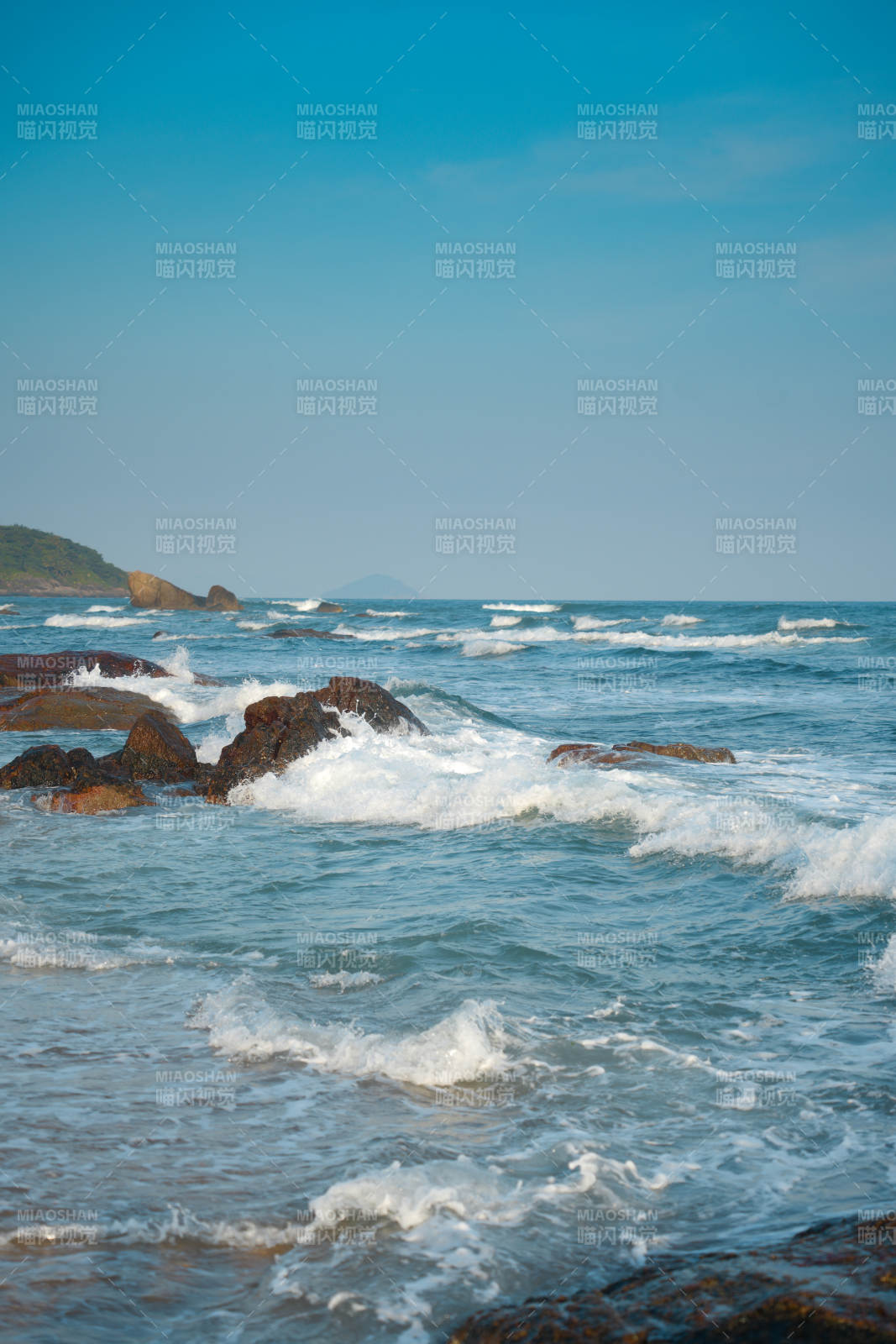 海浪拍打巖石海岸線