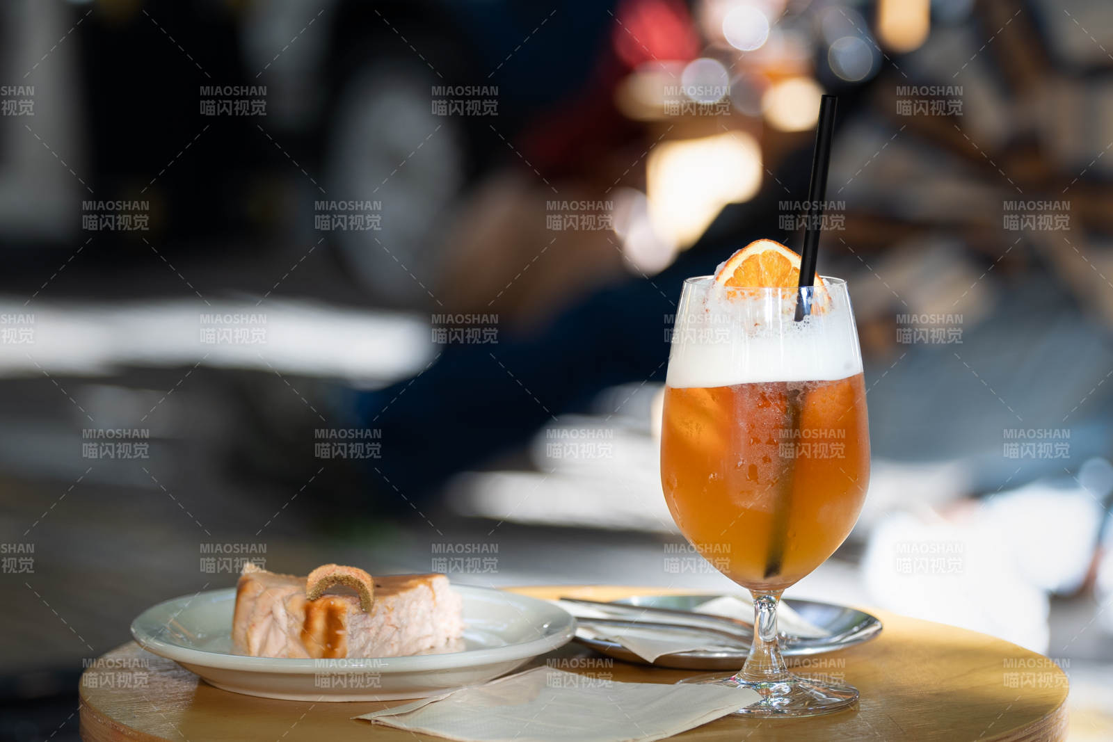 橙色雞尾酒與面包片