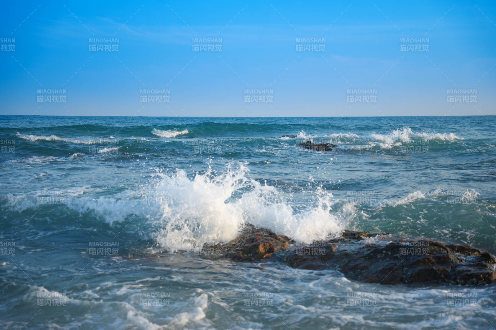 海浪拍打巖石