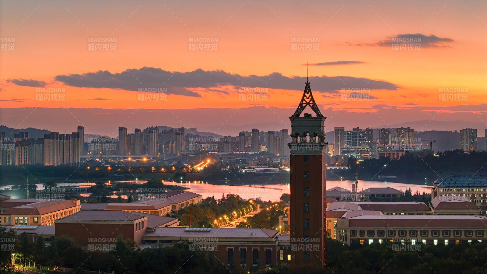 夕陽下的云南大學風光