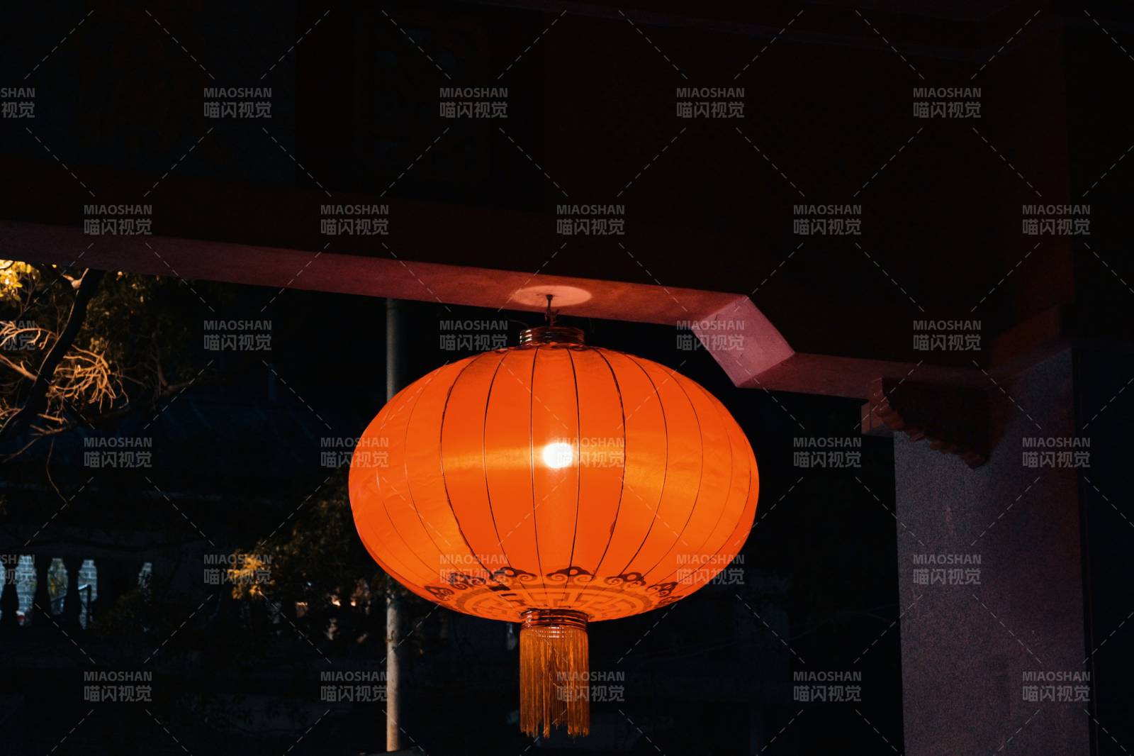 夜色中的紅色燈籠
