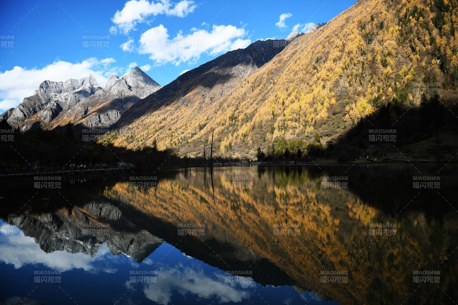 四川四姑娘山秋山湖影 靜謐如畫