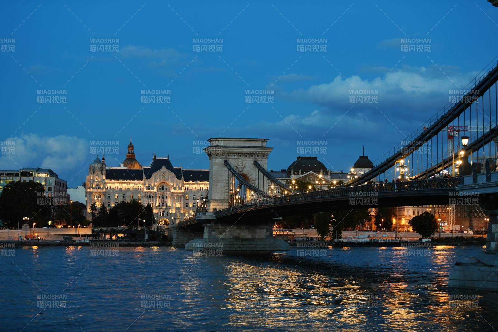 布達佩斯夜景 鏈橋與建筑