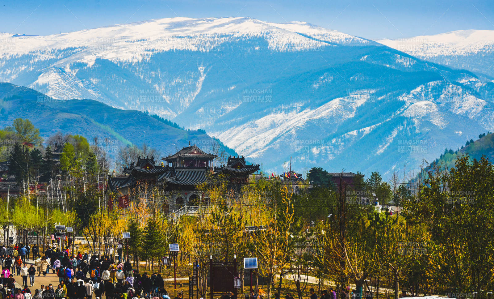 五臺(tái)山雪山下的古剎風(fēng)光