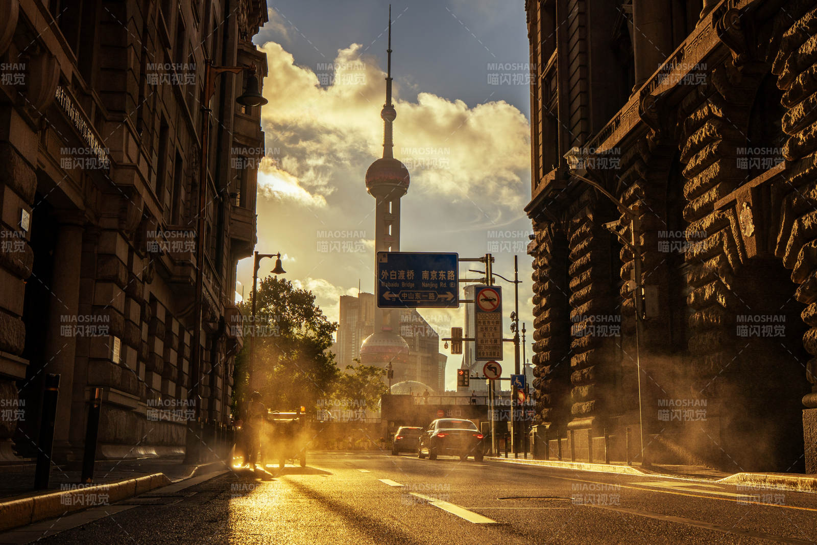 夕陽(yáng)下的上海城市街景
