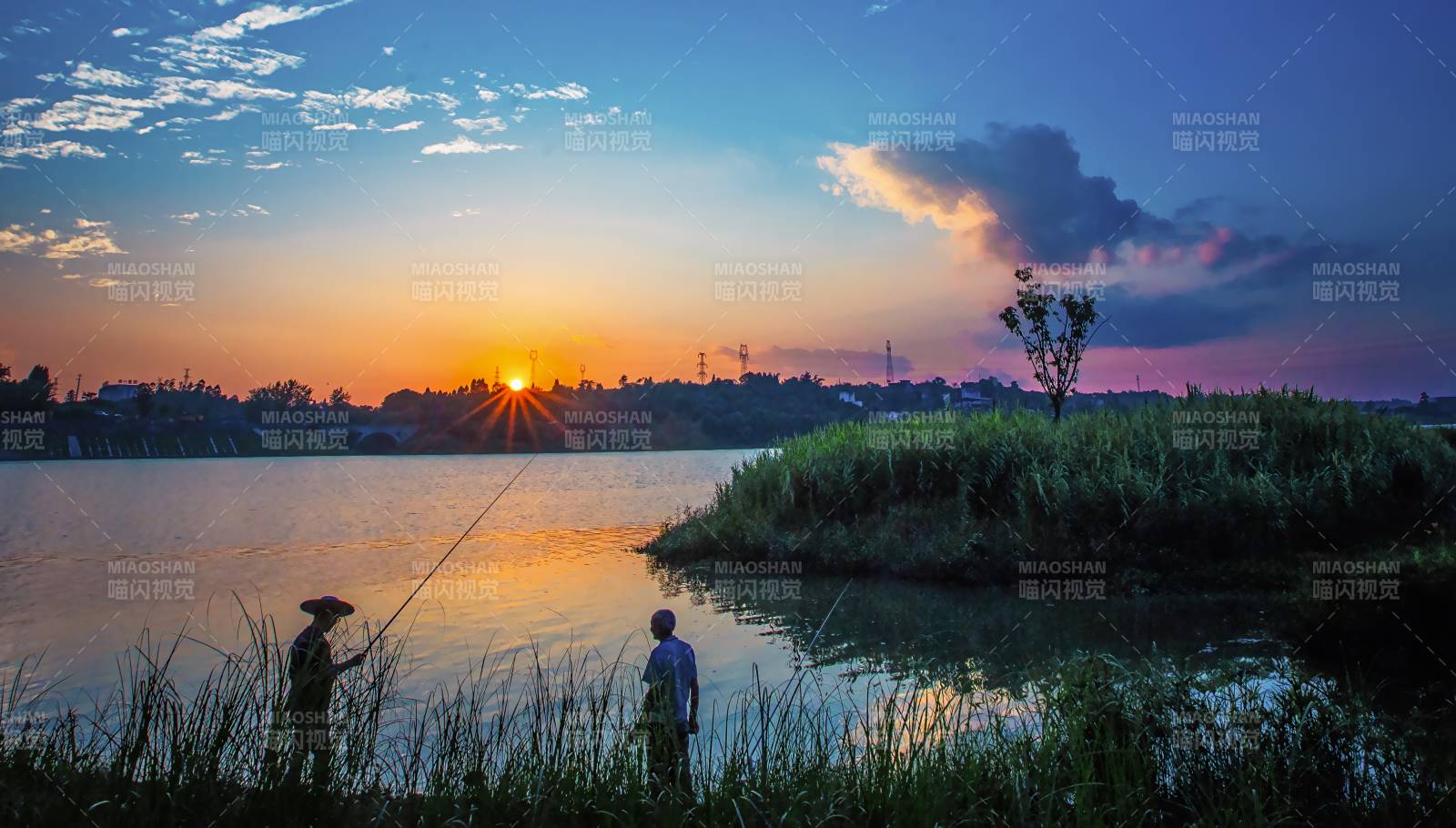 夕陽下的湖畔垂釣
