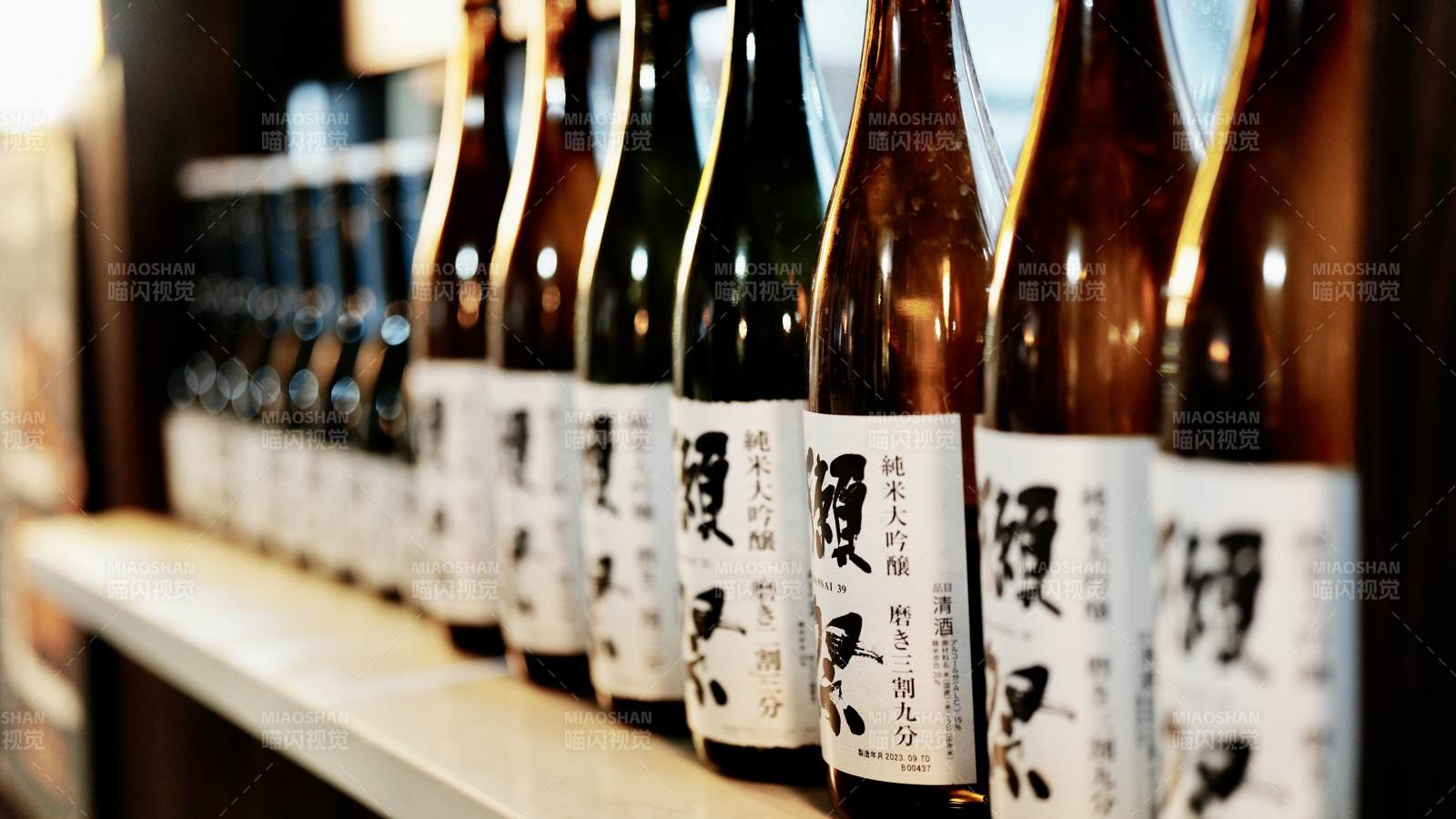 日式清酒瓶排列展示