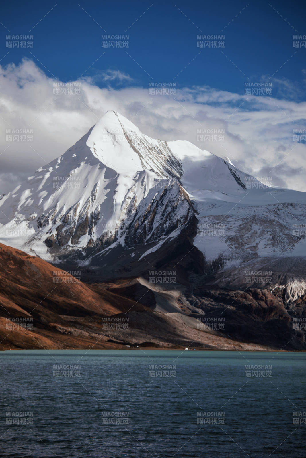 雪山倒映湖水靜謐景