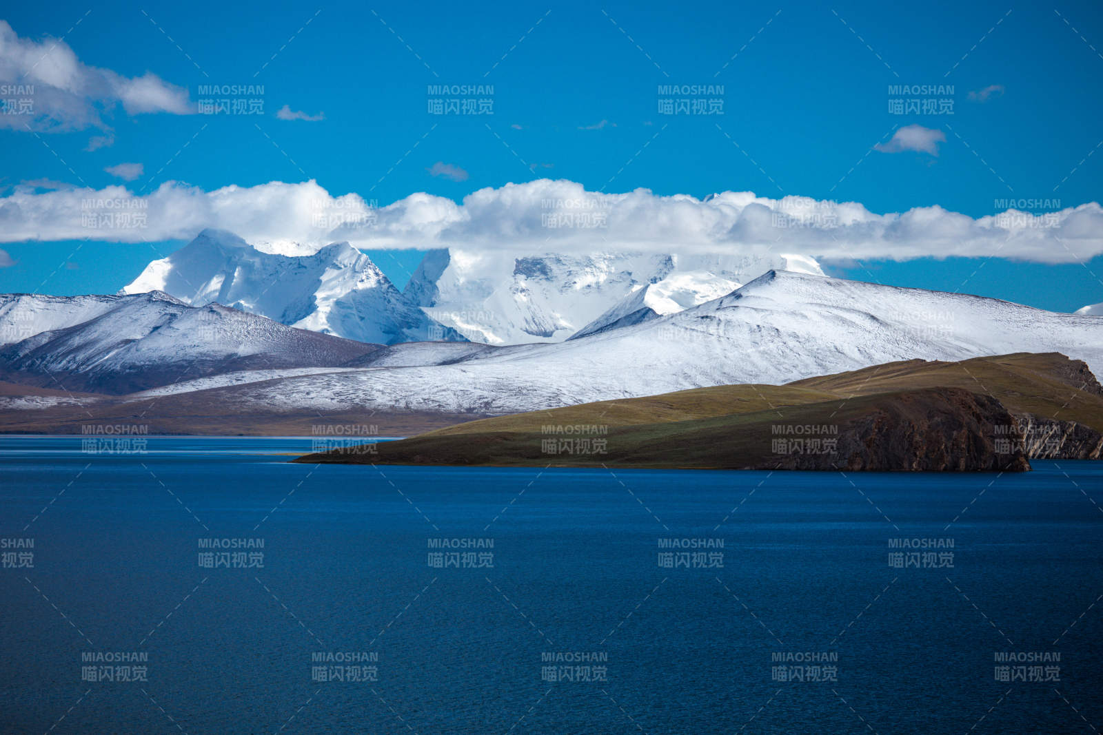 雪山湖景 靜謐之美