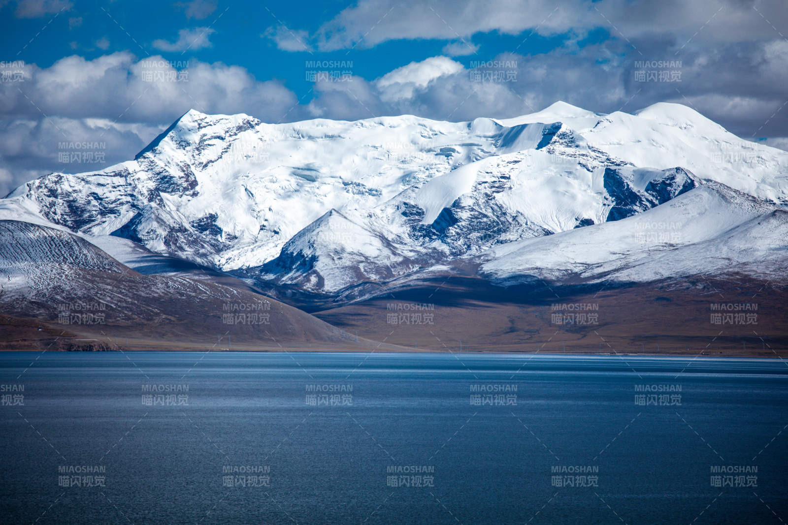 雪山湖景 靜謐壯麗