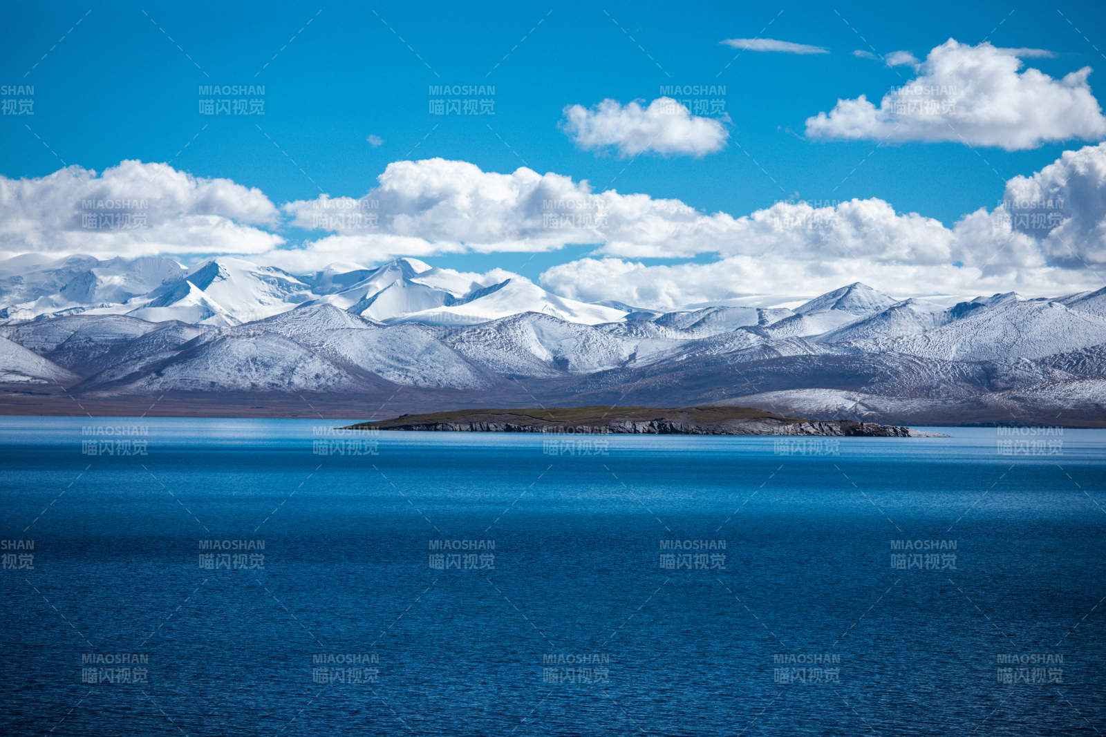 雪山湖景 藍天白云