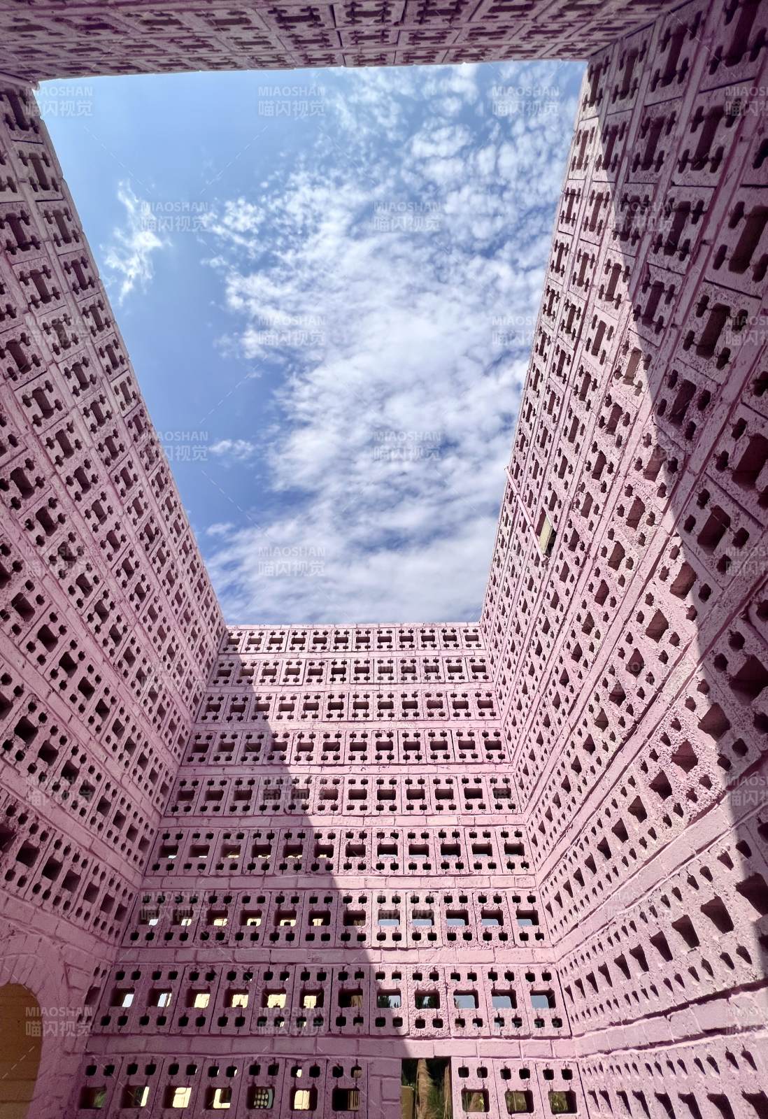 粉色建筑的天空視角
