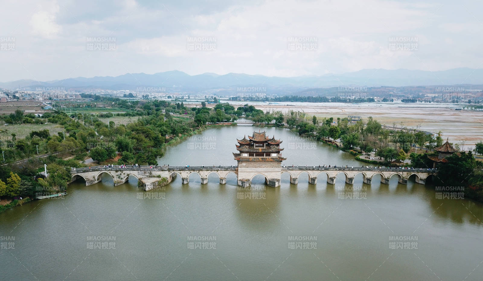 古橋橫跨碧水 風景如畫