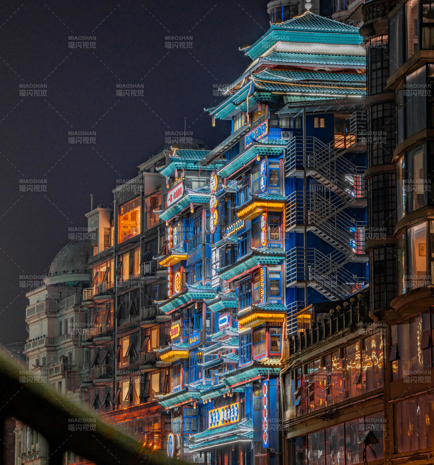 夜色中的建筑亮歡寨