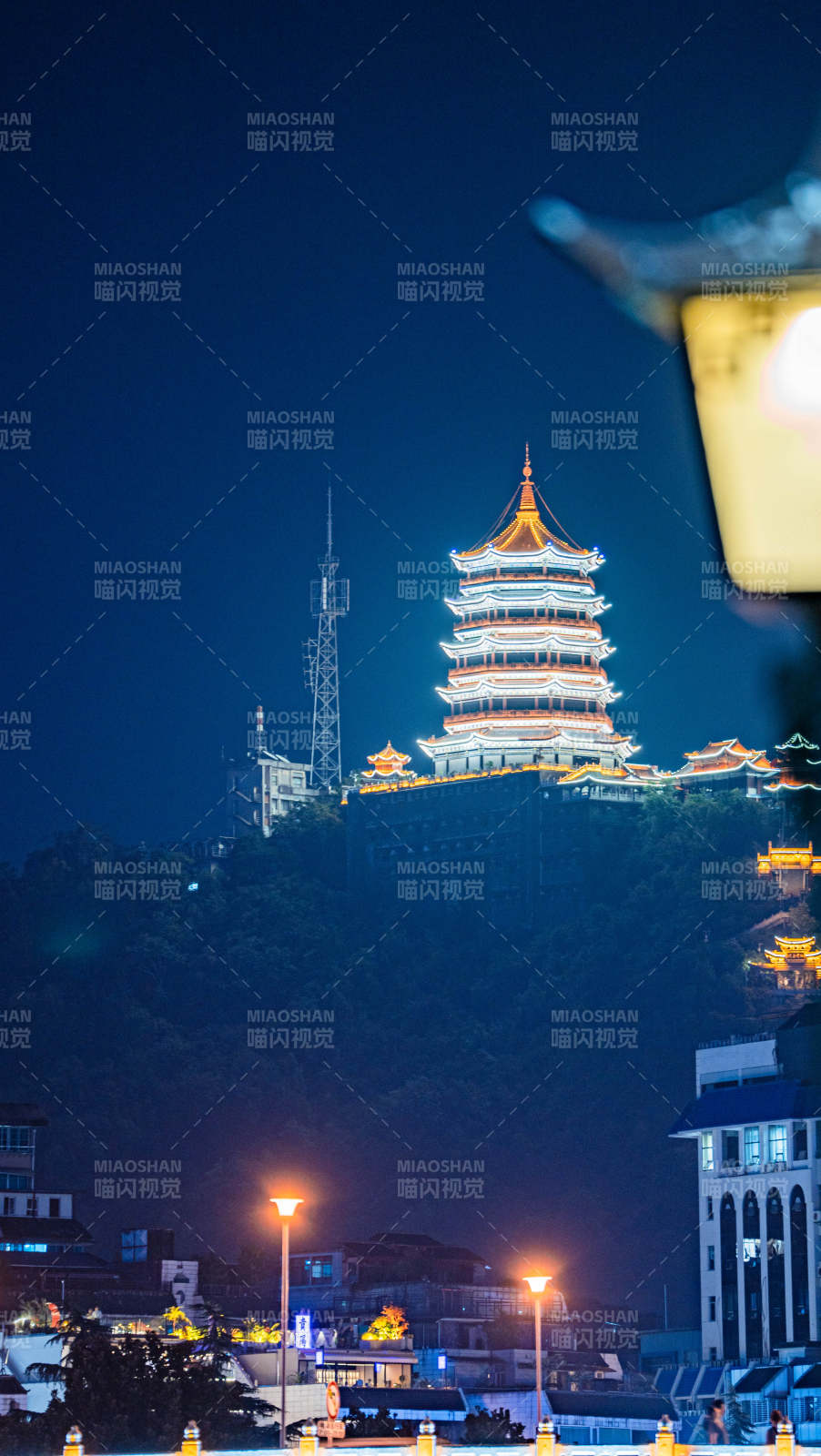 古塔與城市燈火