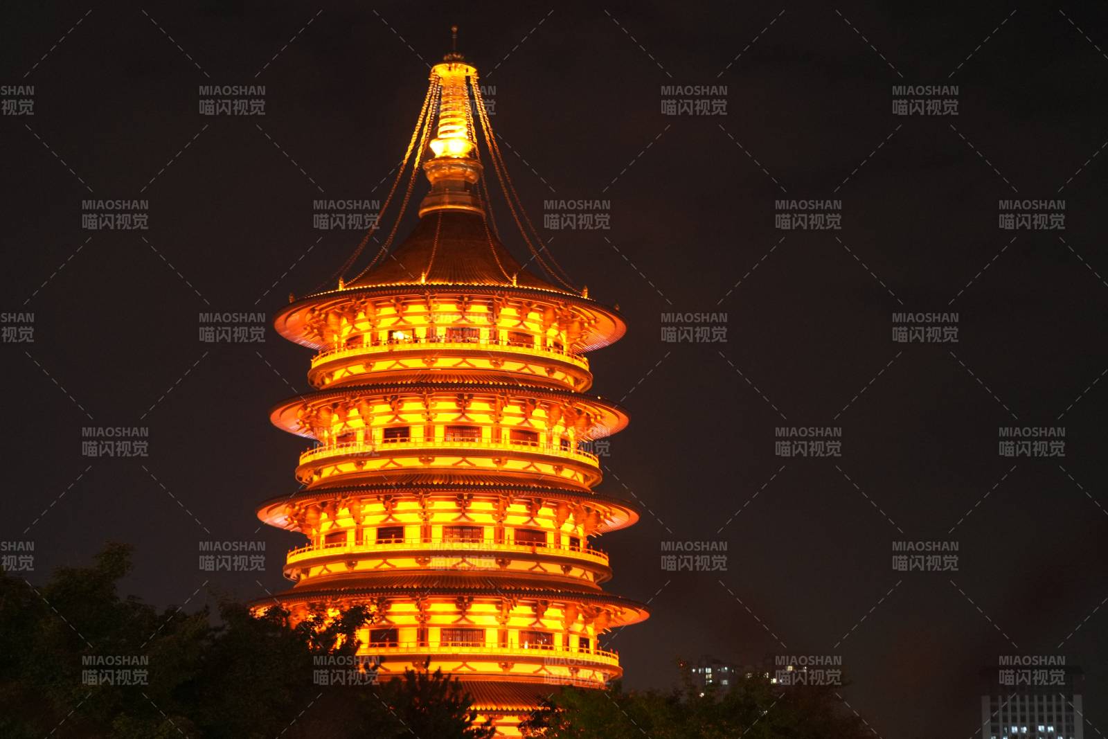 夜色中的金色塔樓