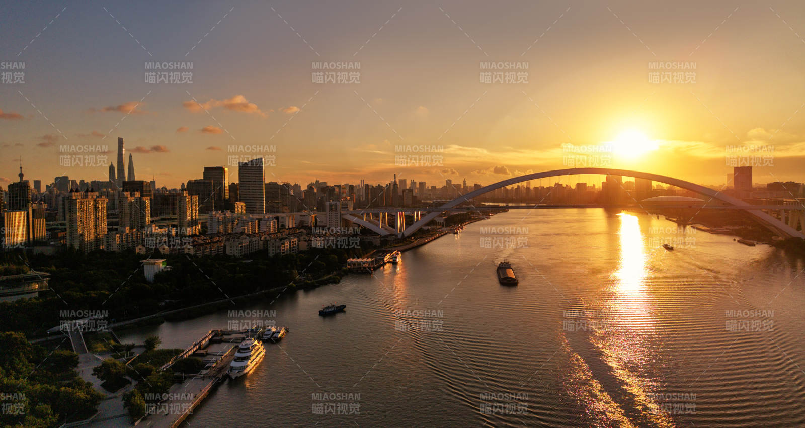 夕陽下的上海城市橋梁風光