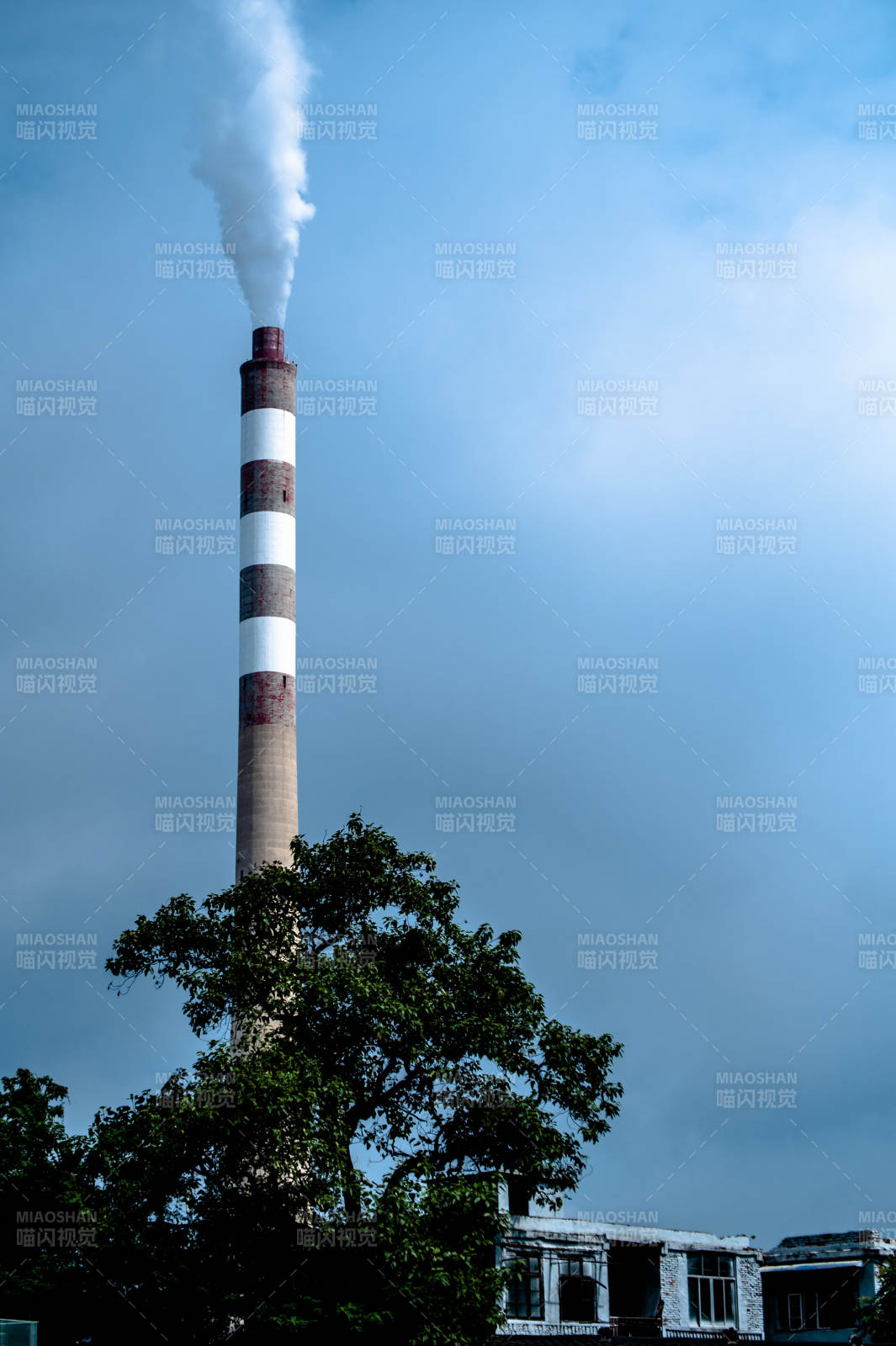 煙囪排放煙霧 藍天背景