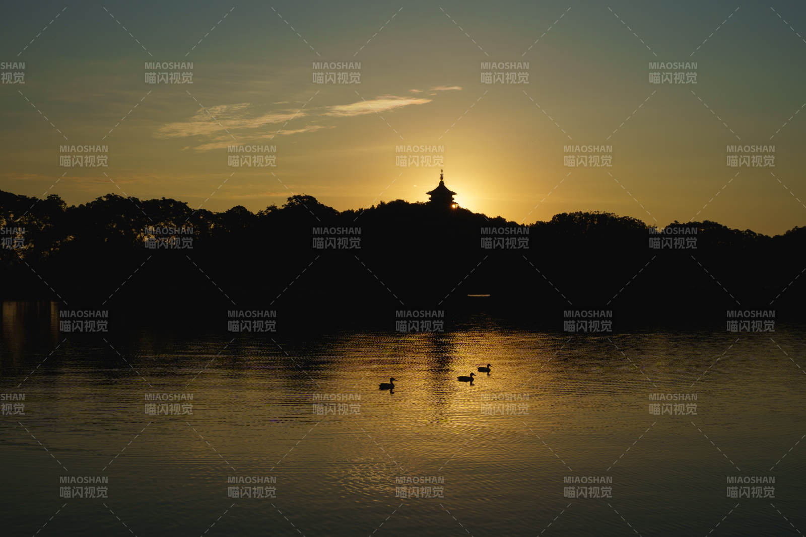 夕陽下的西湖剪影