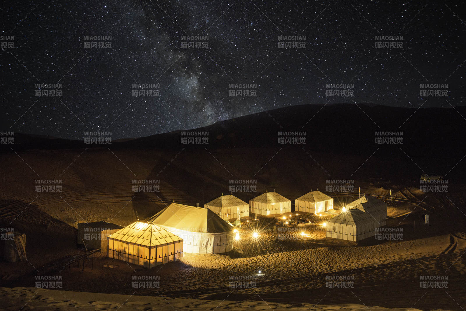 撒哈拉星空下的沙漠帳篷營地