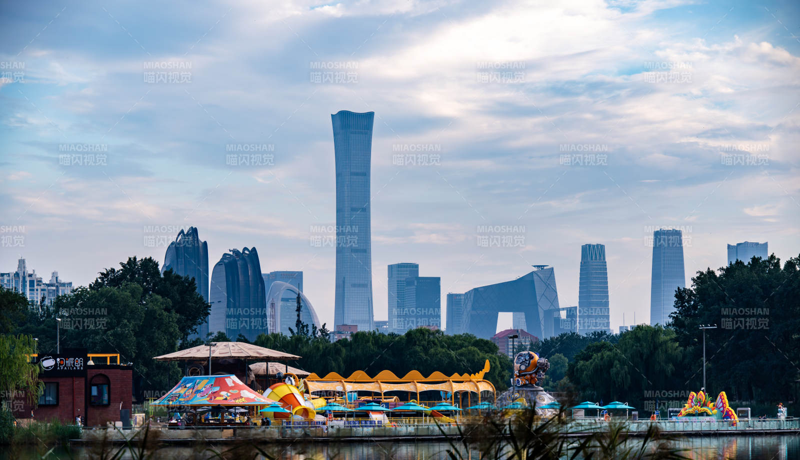 北京城市湖畔游樂園風光