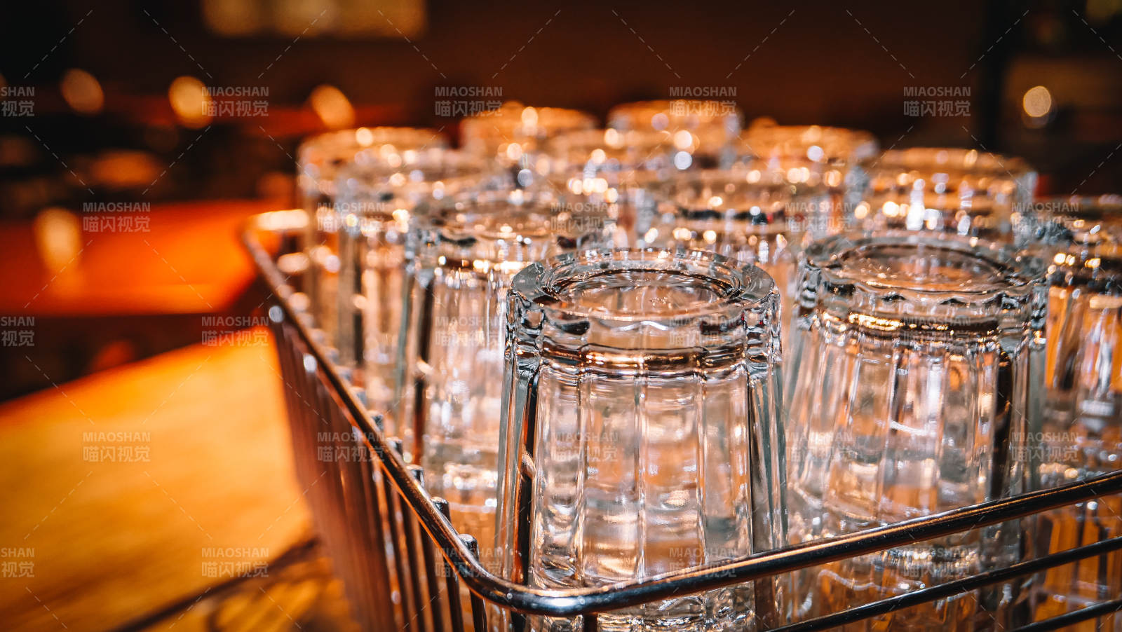 酒吧里的空酒杯