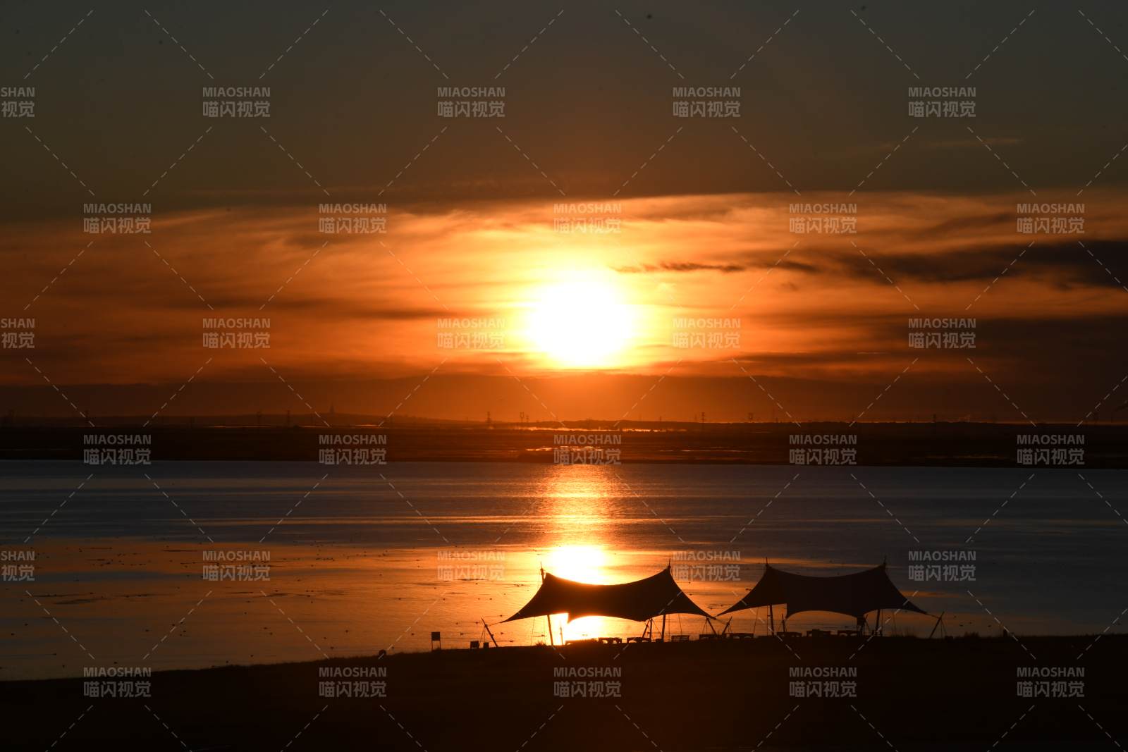 夕陽下的帳篷剪影