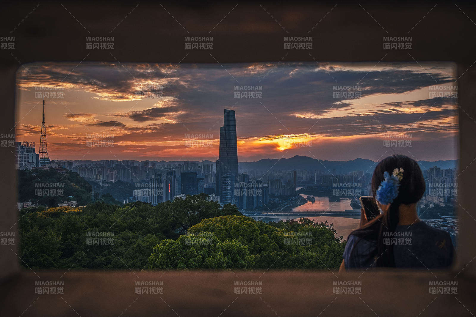 夕陽下的城市剪影