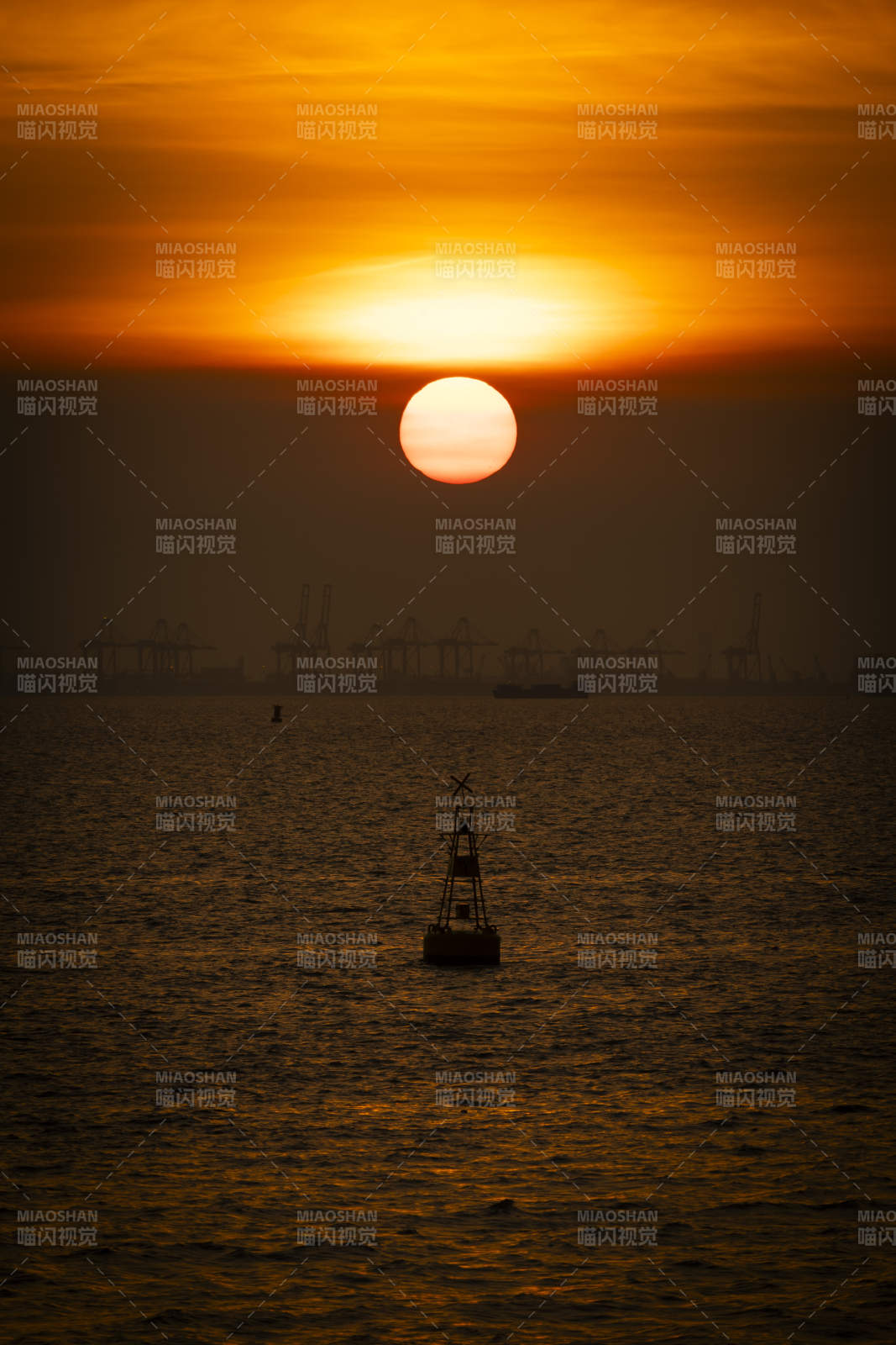 夕陽(yáng)下的海上航標(biāo)