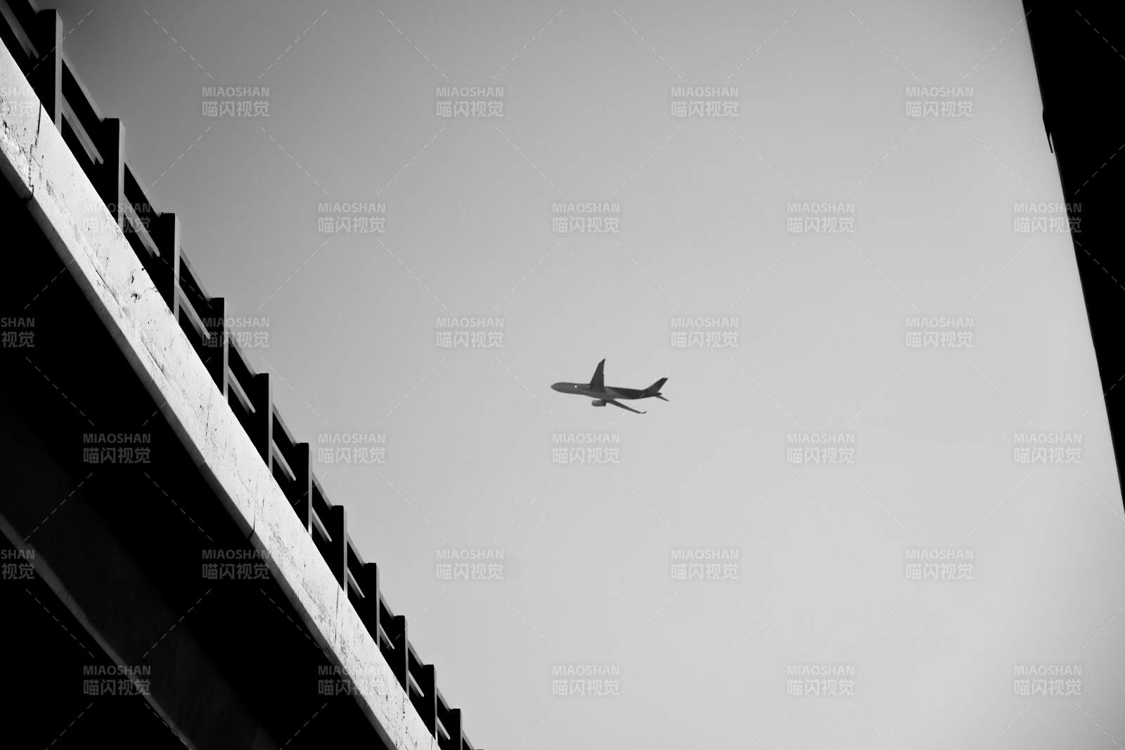 飛機(jī)飛過(guò)橋梁上空