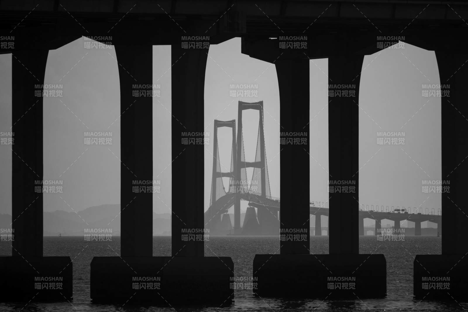 橋下望橋 霧中朦朧景