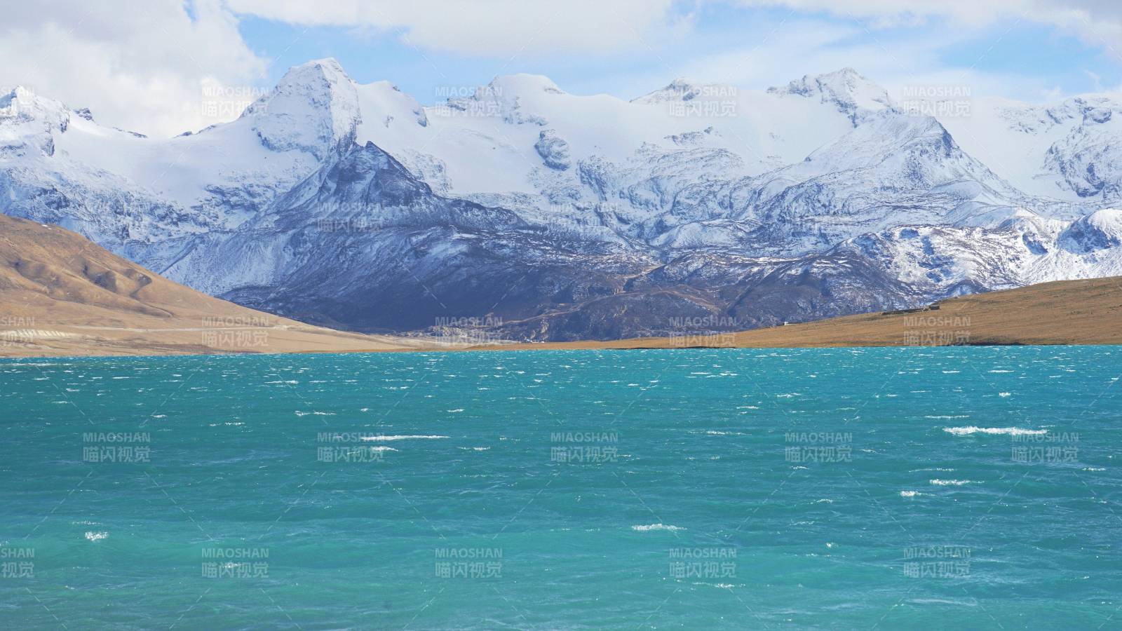 雪山下的碧藍湖泊