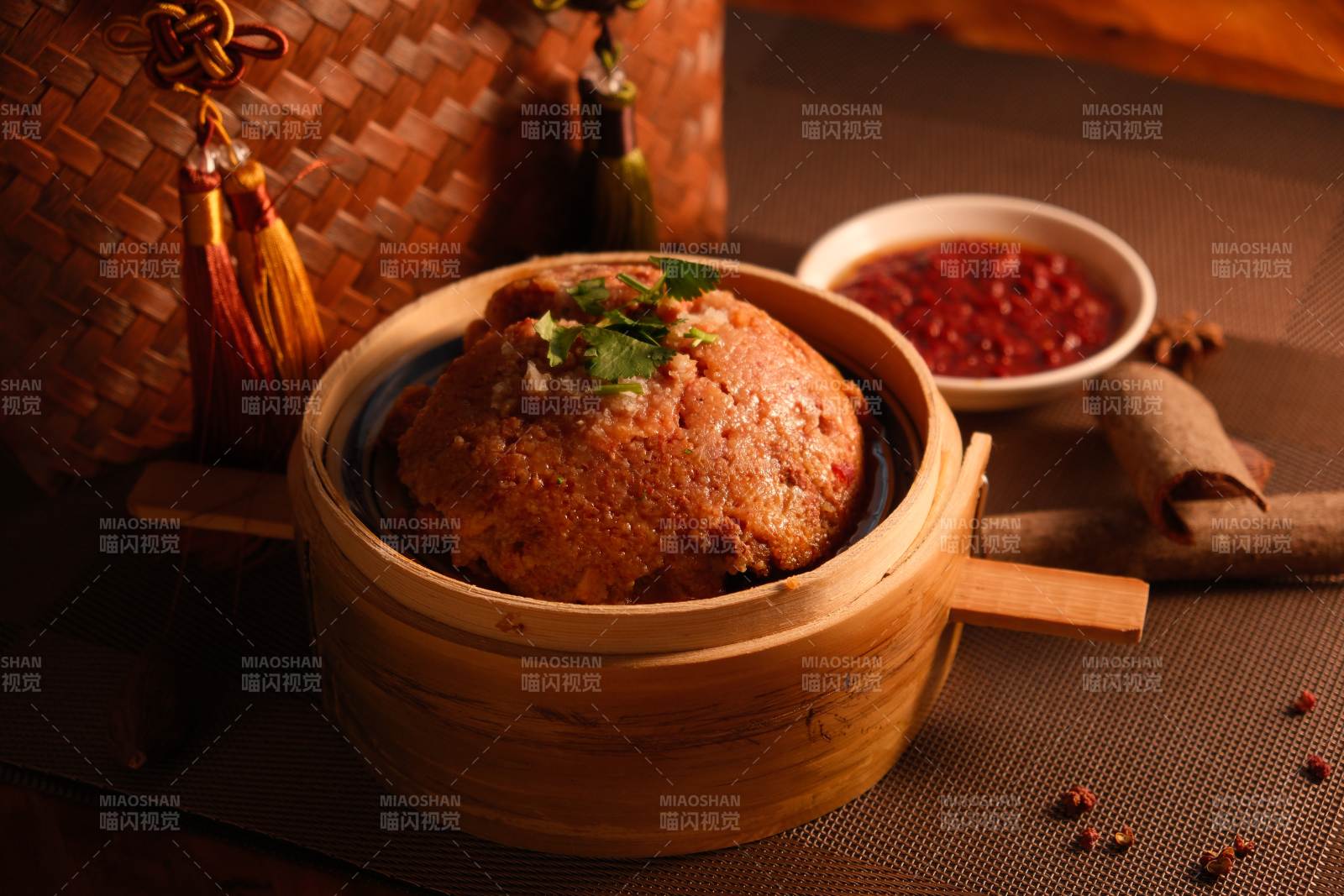 粉蒸肉與紅椒點(diǎn)綴
