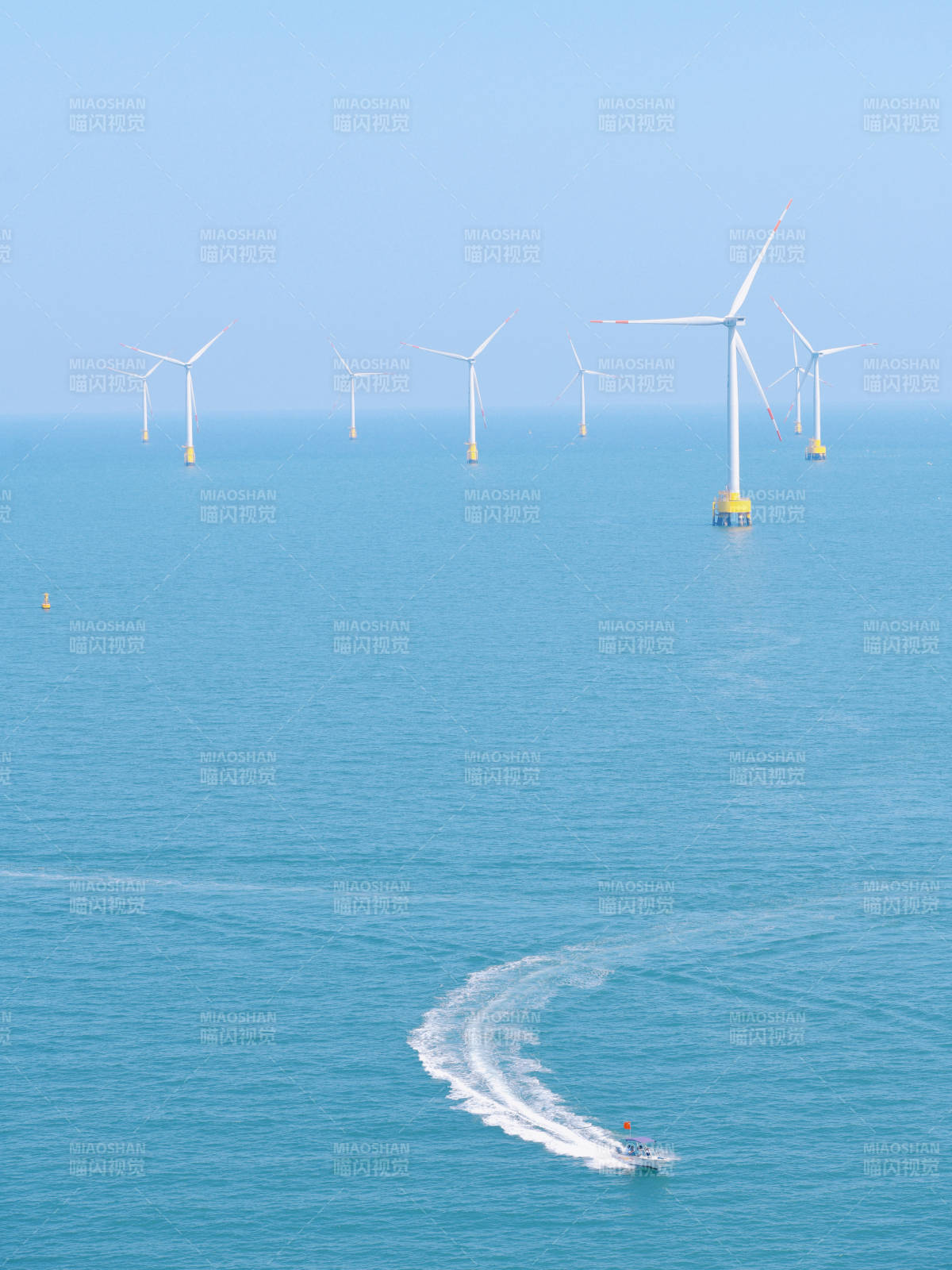 福建平潭島海上風(fēng)力發(fā)電場與快艇