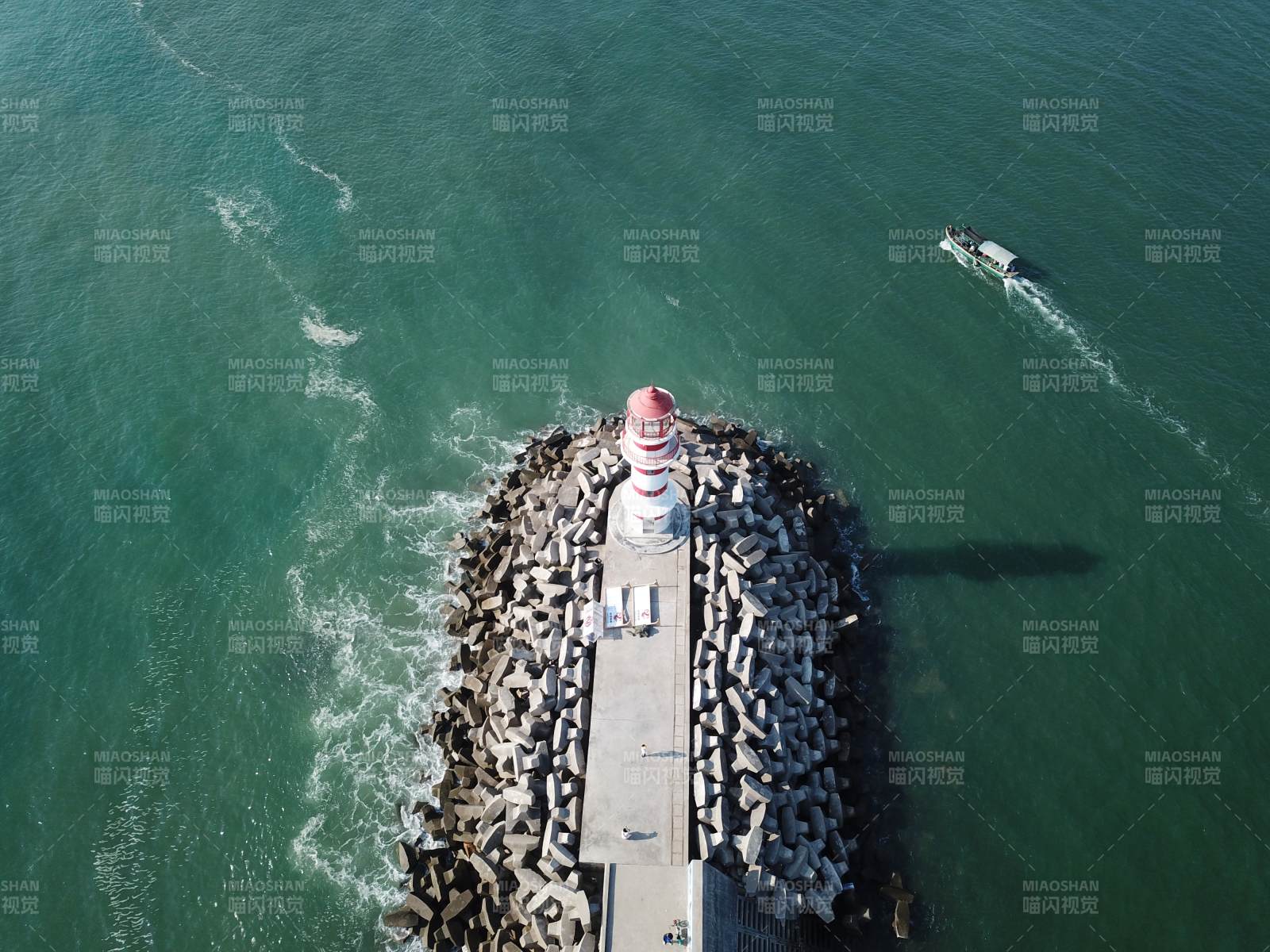 萬寧燈塔與海浪的寧靜景象