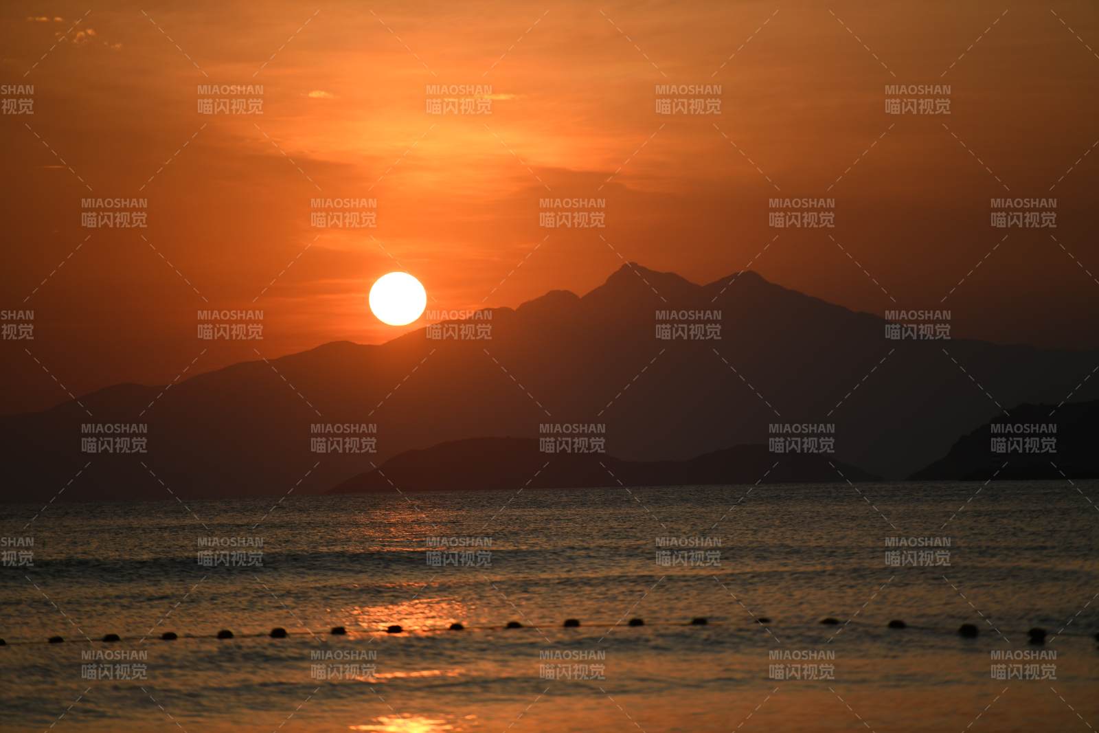 夕陽西下 山海相映