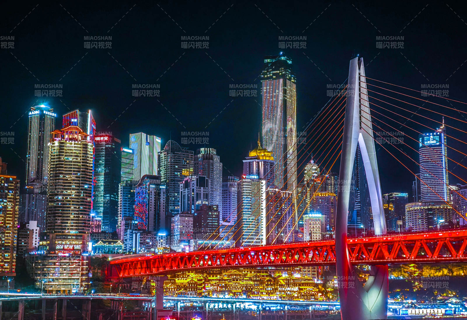 重慶夜景中的洪崖洞與橋梁