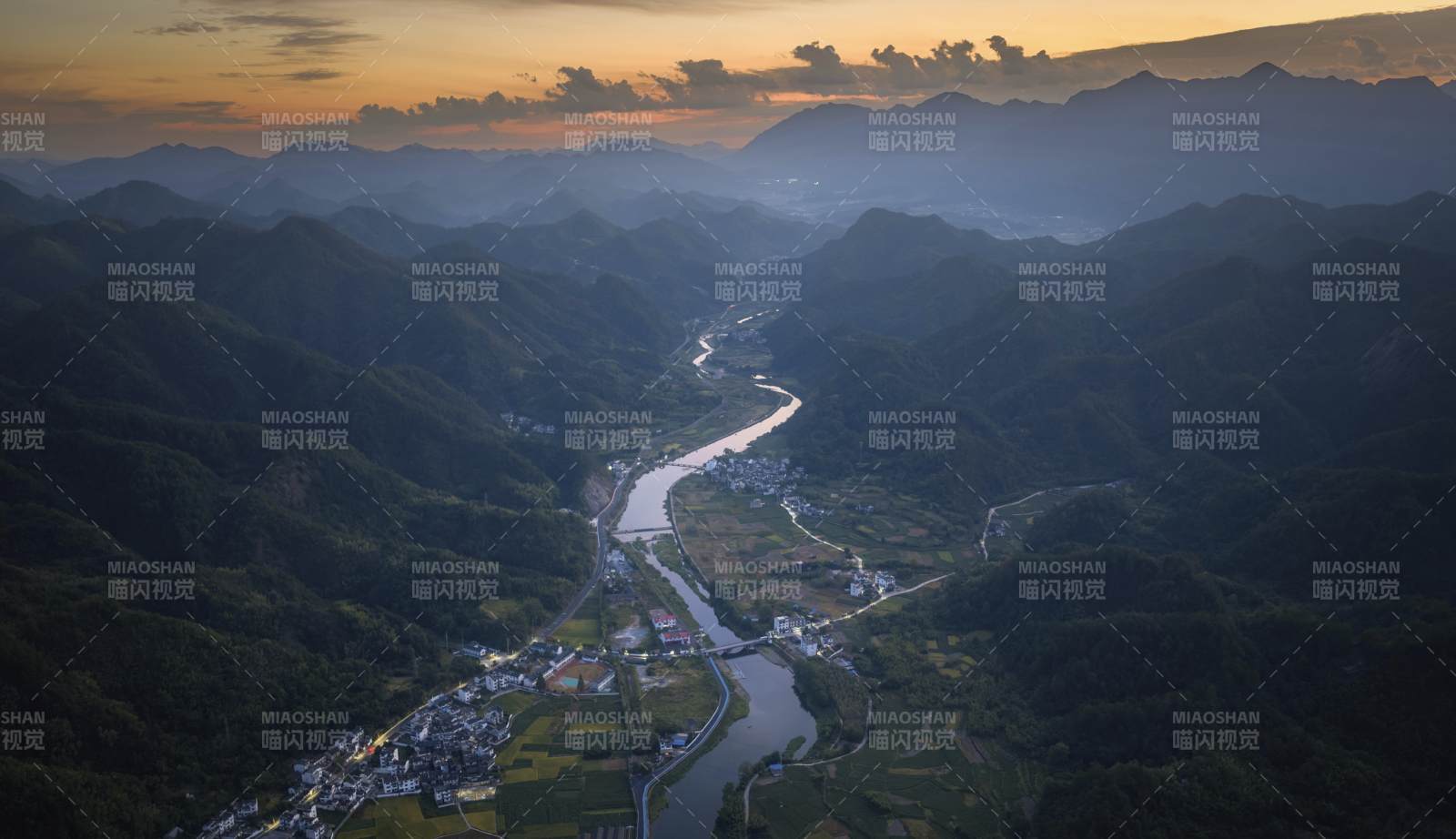 山谷河流夕陽美景