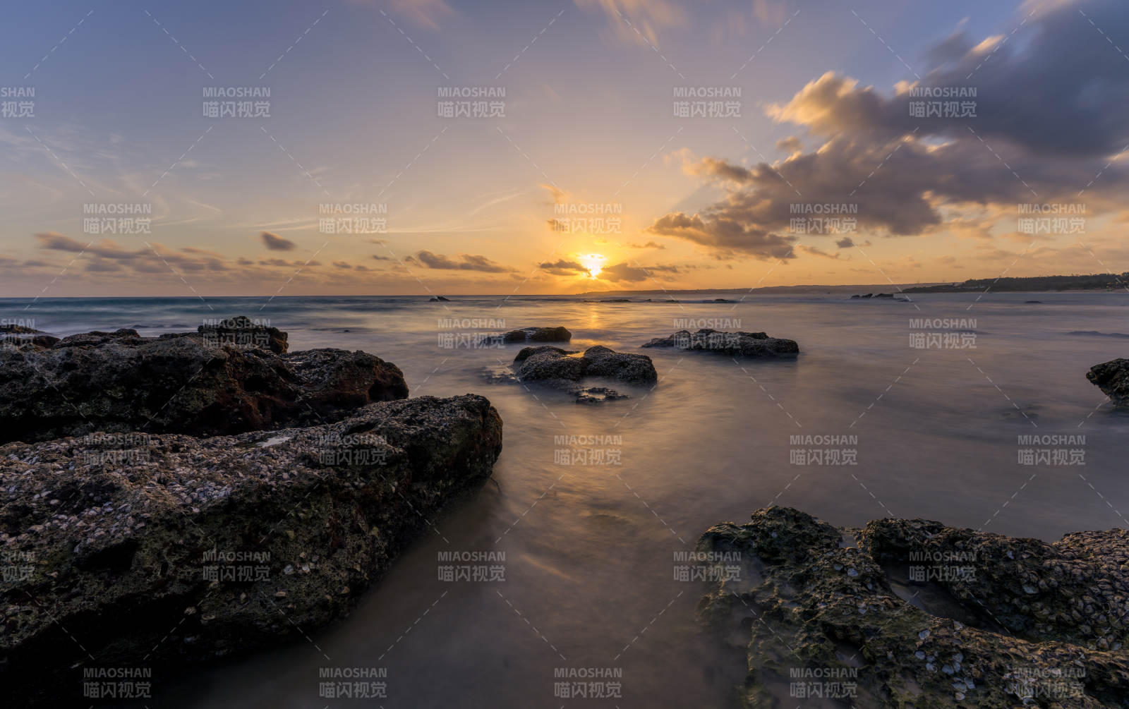 夕陽下的海岸巖石