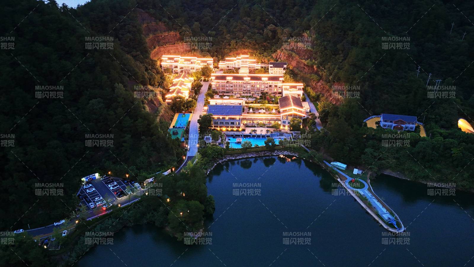 山間夜景 湖畔豪宅