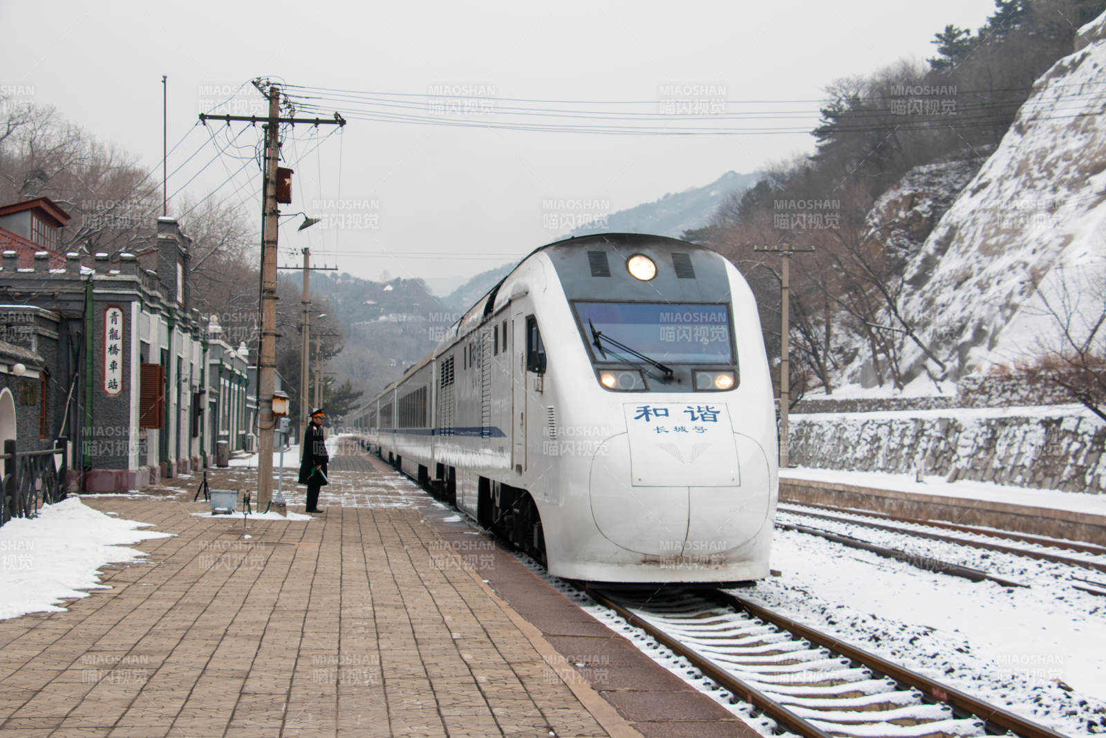 雪中列車駛入站臺