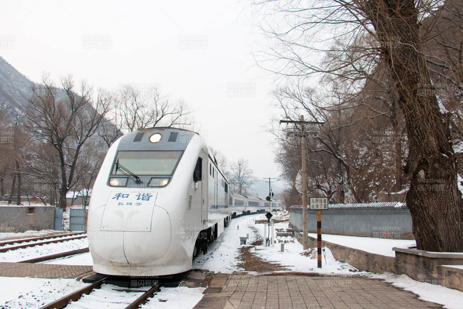 雪中列車靜候出發