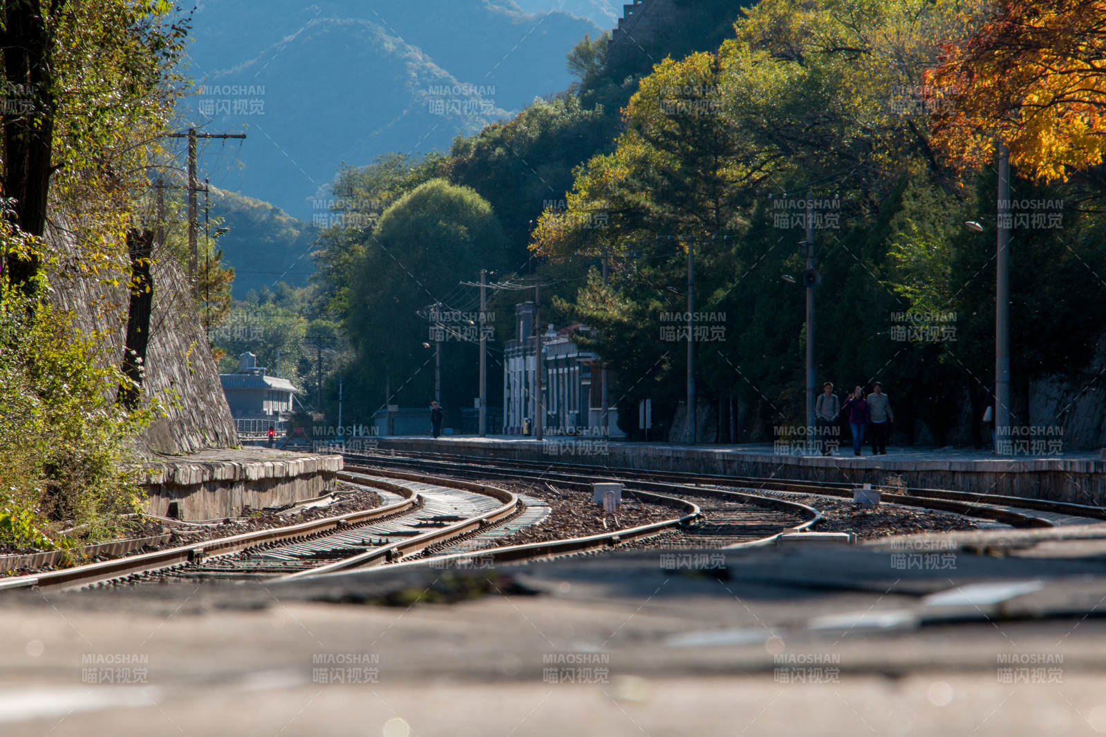 秋日山間京張鐵路靜謐景致
