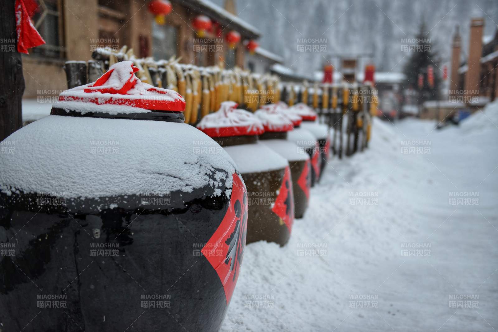 雪覆红灯笼 冬日酒坛