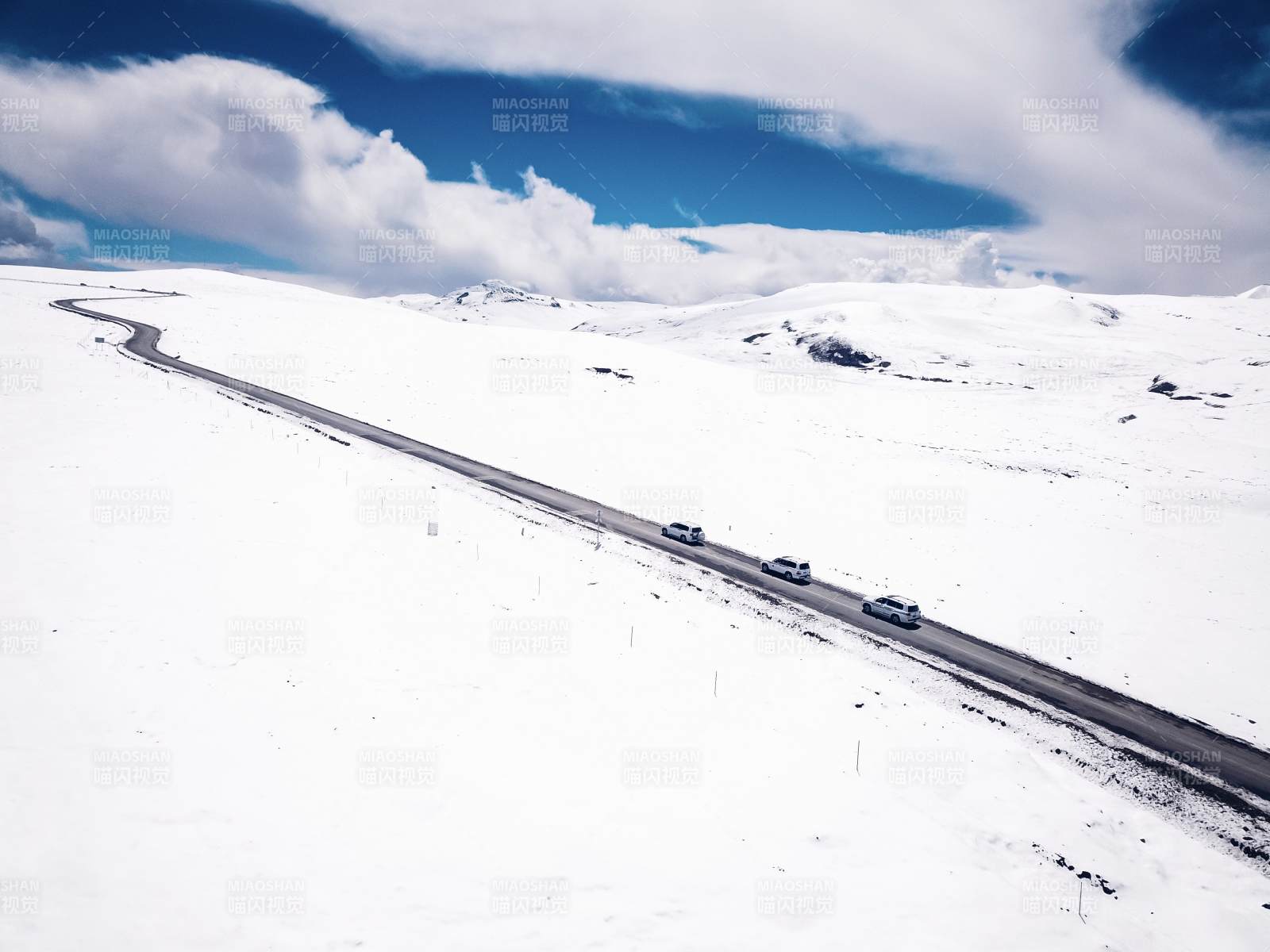 西藏珠峰大本營雪地公路行