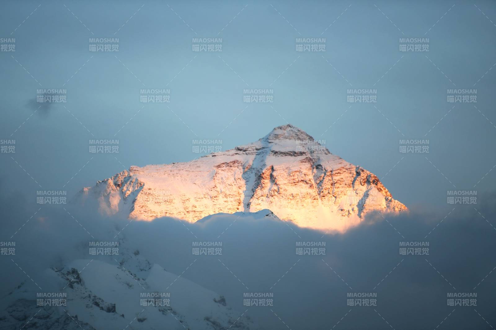 西藏珠峰雪山之巔 晨光初照