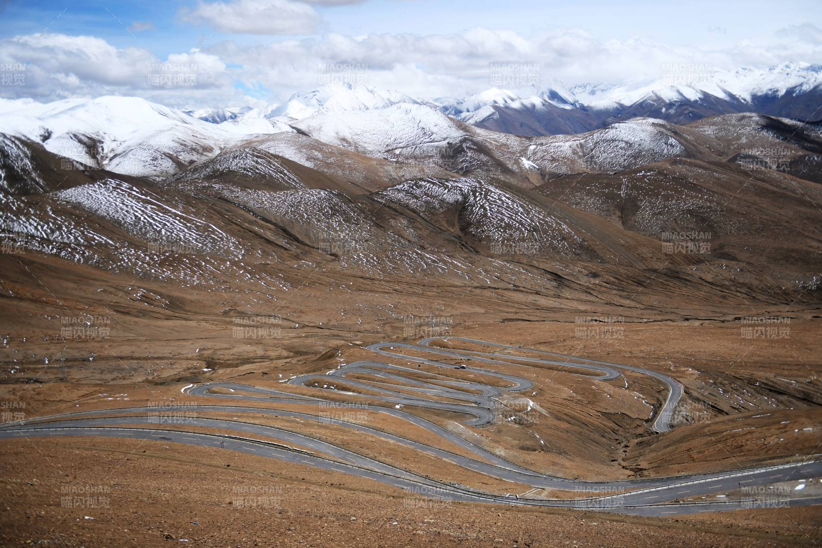 西藏珠峰108拐高原雪山下的蜿蜒公路