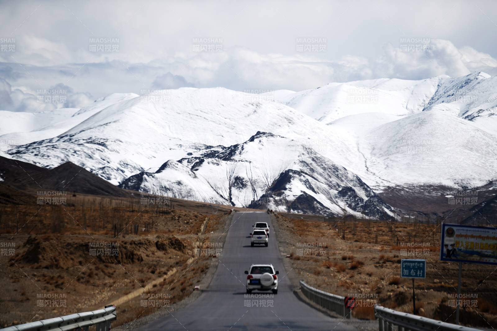 西藏雪山下的公路旅程