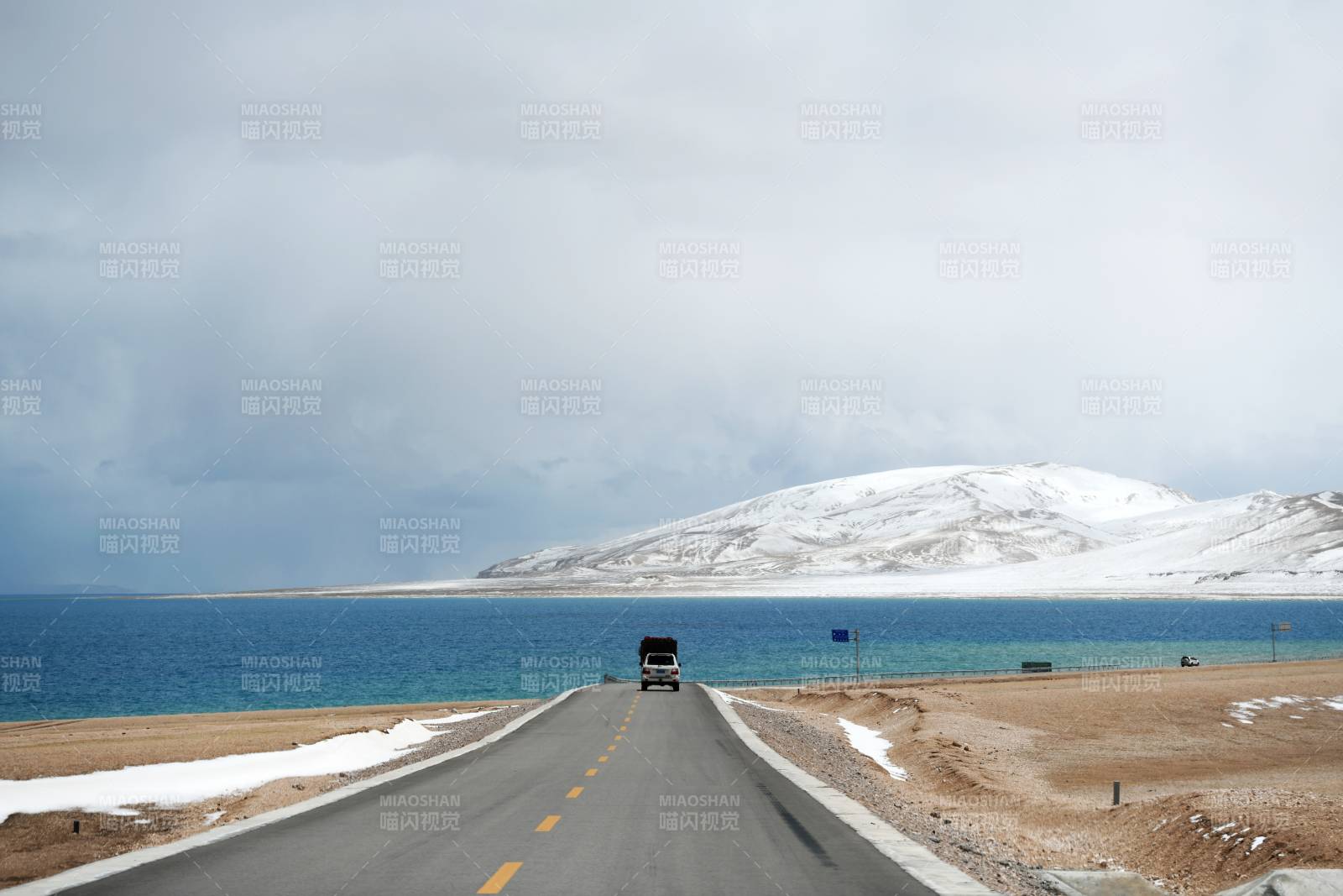 西藏雪山湖畔公路行